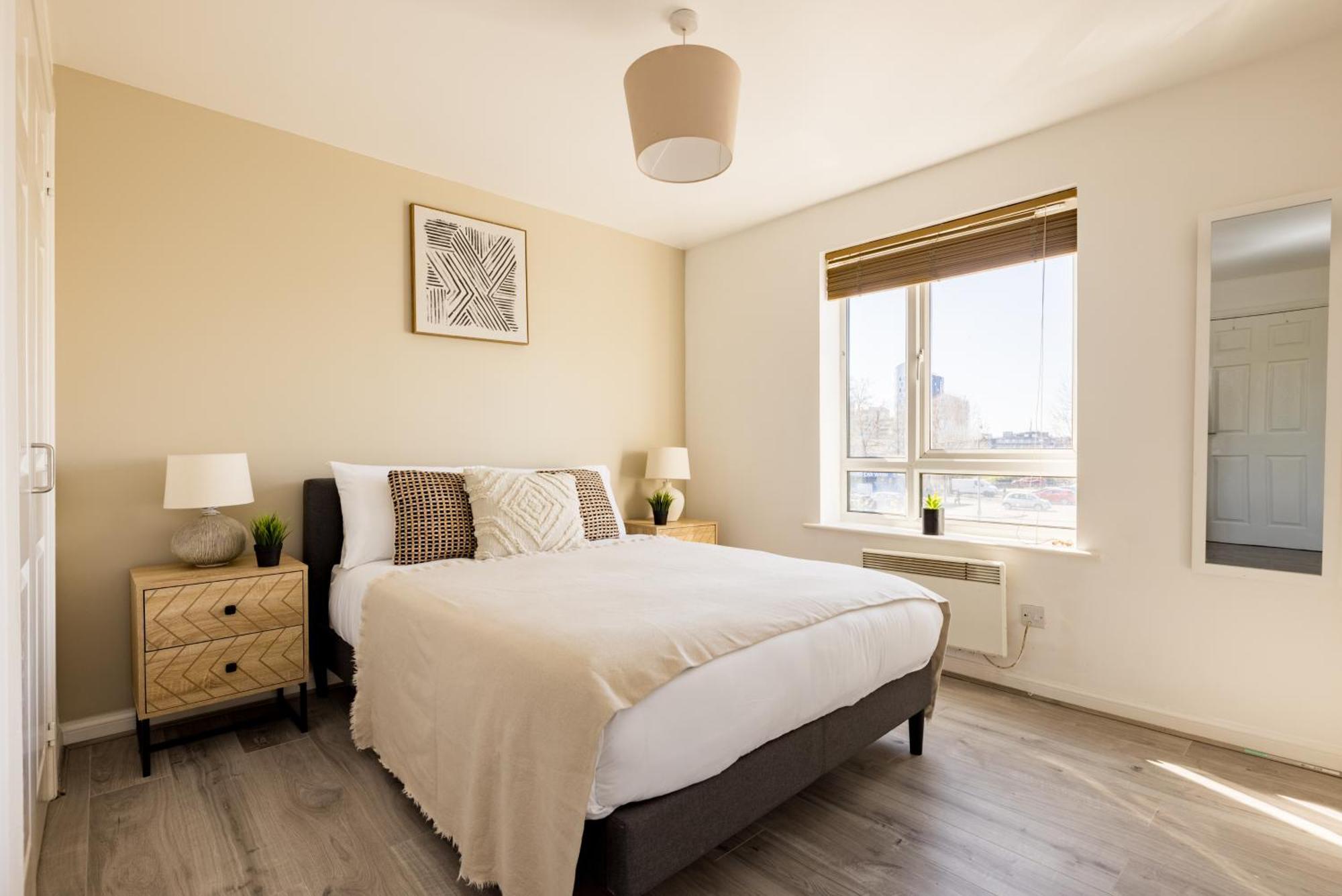 2 Bed Balcony Flat Near Wembley Park Apartment *