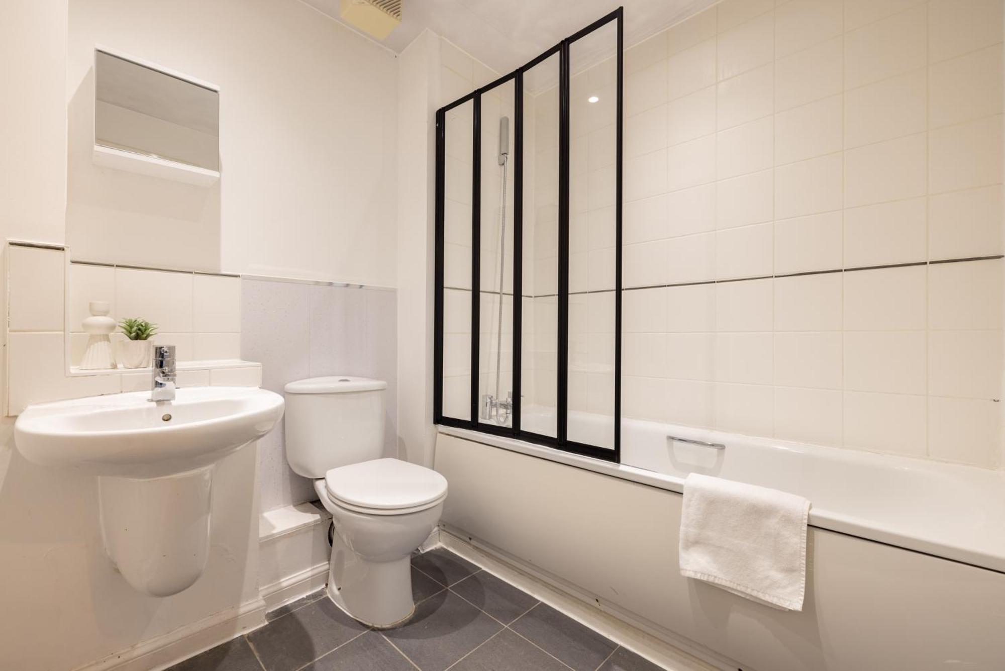 2 Bed Balcony Flat Near Wembley Park * London