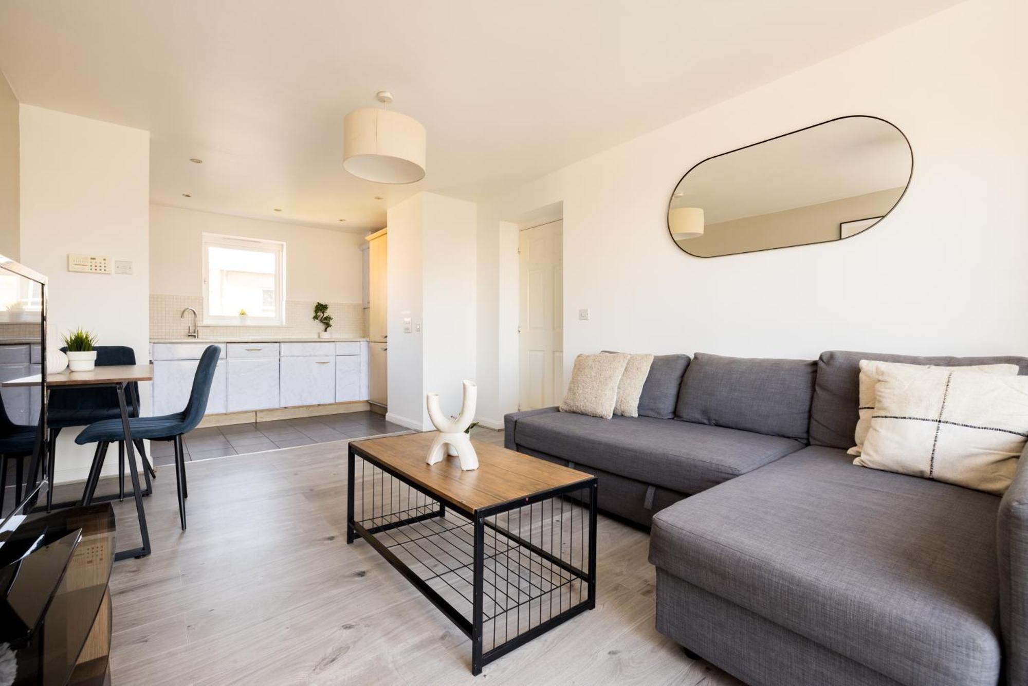 2 Bed Balcony Flat Near Wembley Park Apartment *